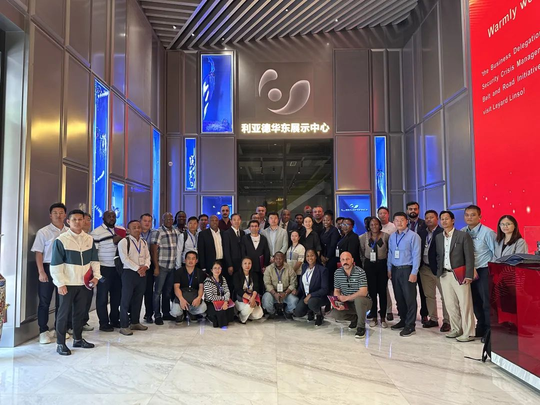 “一带一路”八国航空安保与危机管理商务考察团到访新利luck·蓝硕，共探国际合作新机遇